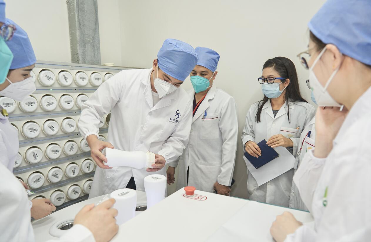 《中國日報》中文網(wǎng)|宇亨智能援柬代表為考斯瑪中柬友誼醫(yī)院領(lǐng)導(dǎo)講解發(fā)藥過程！